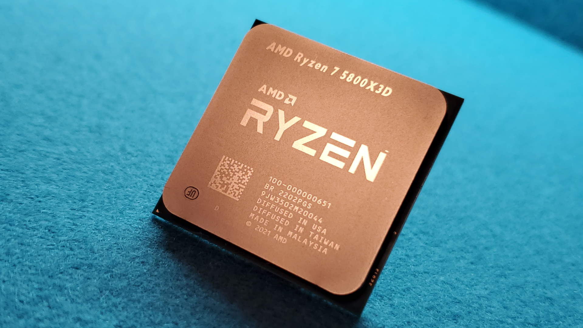 CPU AMD Ryzen 7 5800X3D đánh bại Intel Core i9-12900K về hiệu năng chơi game